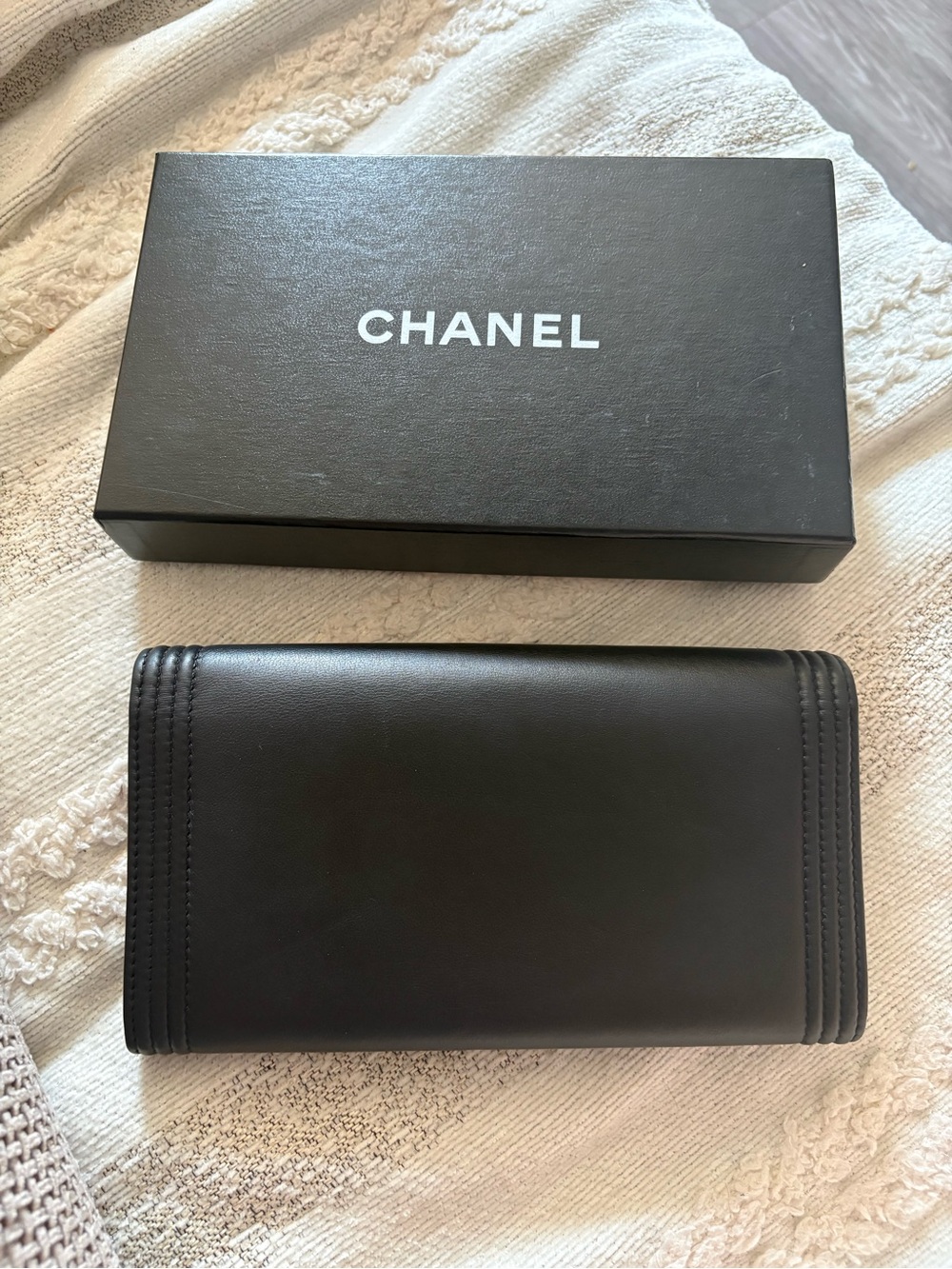CHANEL Boy Black and metallic Gold Leather Flap Wallet w Gold glitter CC enamel - Picture 3 of 6